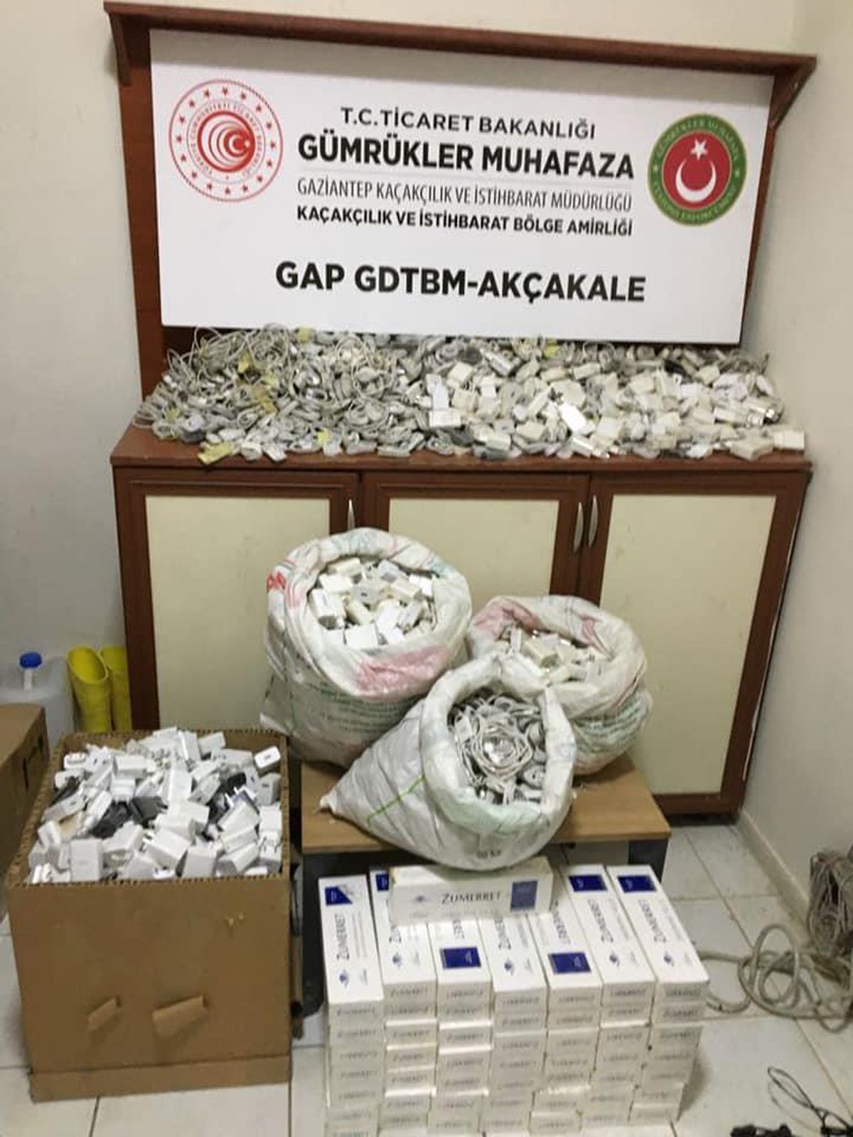 Şanlıurfa\'da kaçak 1400 şarj başlığı ve kablosu ile 500 paket sigara ele geçirildi