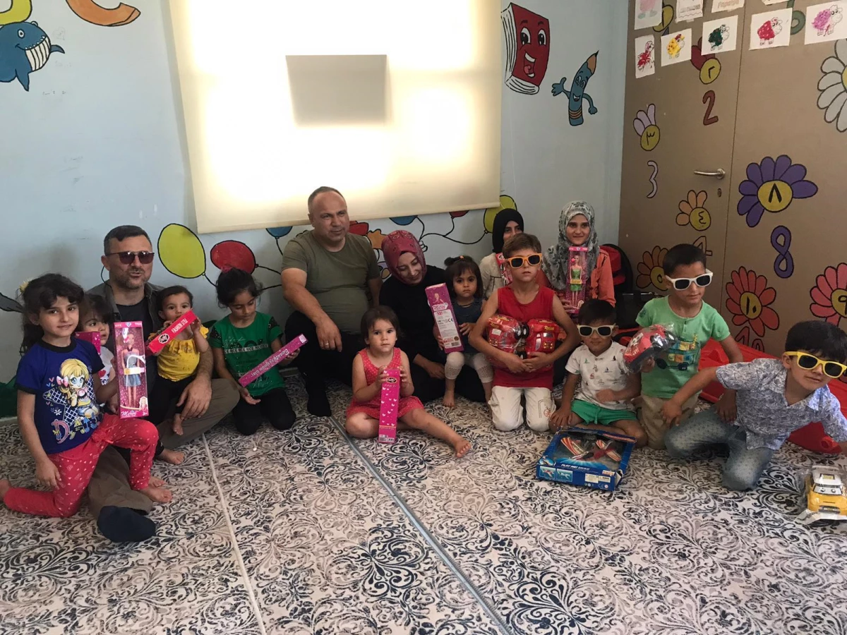 Saraykent Sosyal Yardımlaşma ve Dayanışma Derneği\'nden Suriyeli çocuklara bayram hediyesi