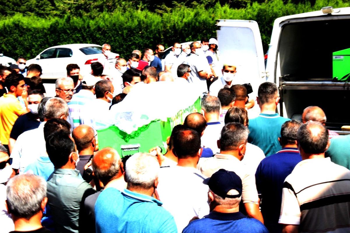 Son yolculuğuna tabutu üzerinde duvağıyla uğurlandı