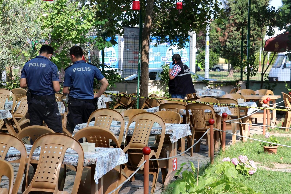 Tartıştığı husumetlisine çay bahçesinde kurşun yağdırdı