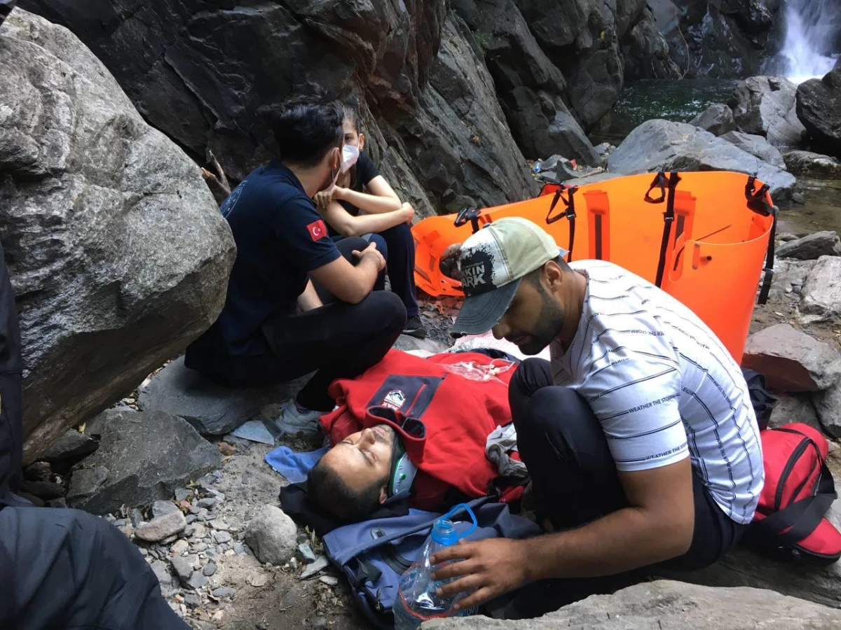 Uludağ\'ın eteklerinde şelalede serinlerken düşerek yaralanan kişi helikopterle kurtarıldı