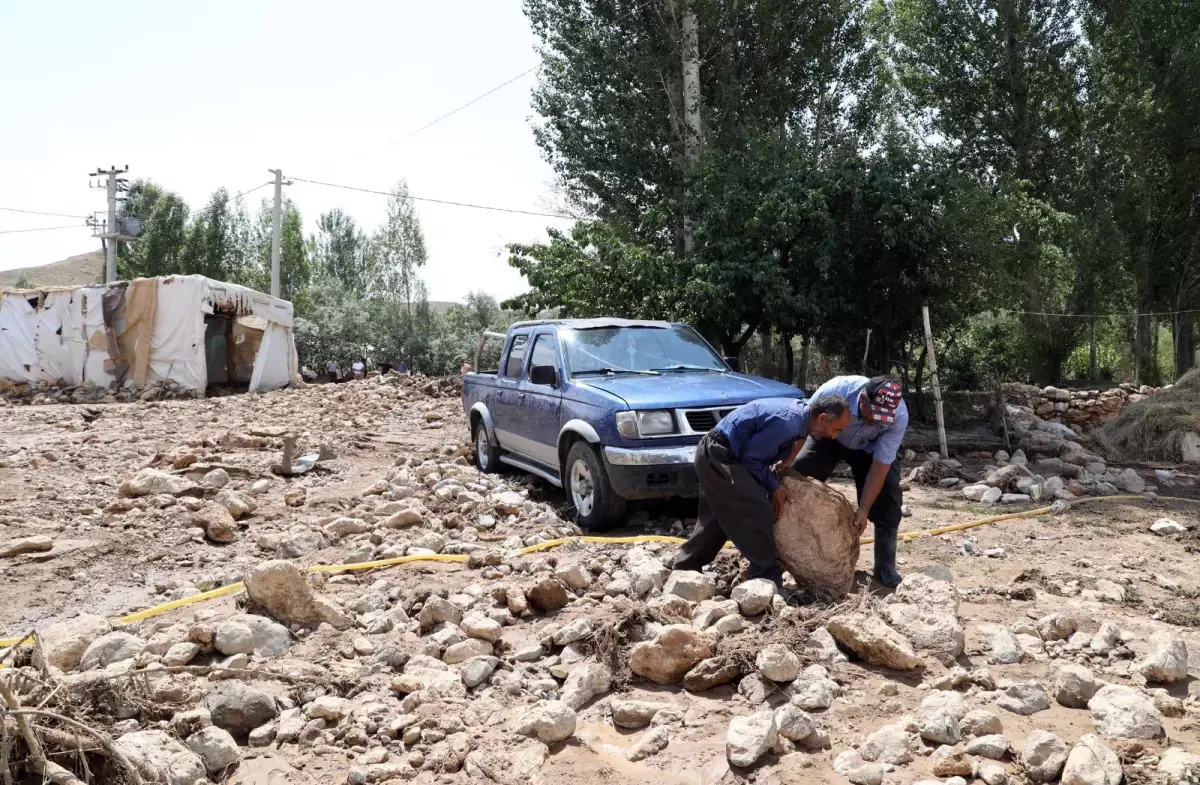 Son dakika haberi... Van\'da selden etkilenen mahallelerde çalışmalar sürüyor