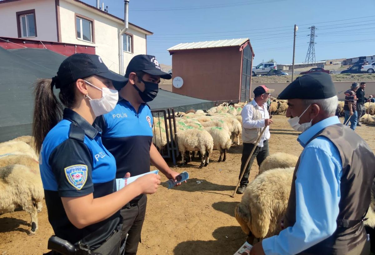 Van polisinden sahte para ve dolandırıcılara karşı bilgilendirme