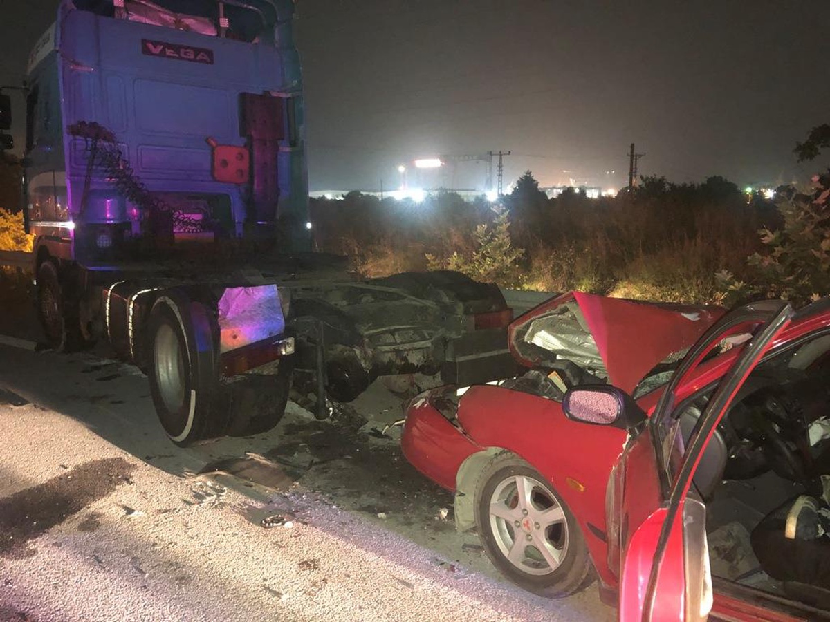 Yalova\'da yol kenarındaki tıra çarpan otomobilin sürücüsü yaralandı
