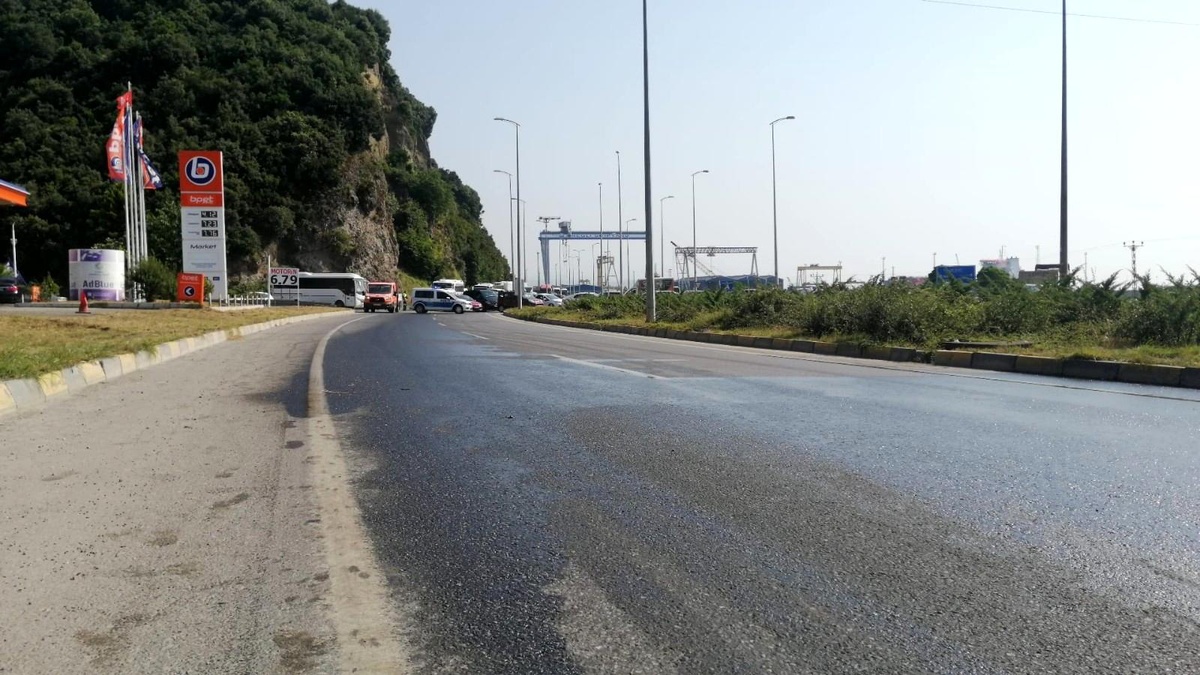Son dakika: Yola dökülen mazot kazaya neden oldu: 2 yaralı