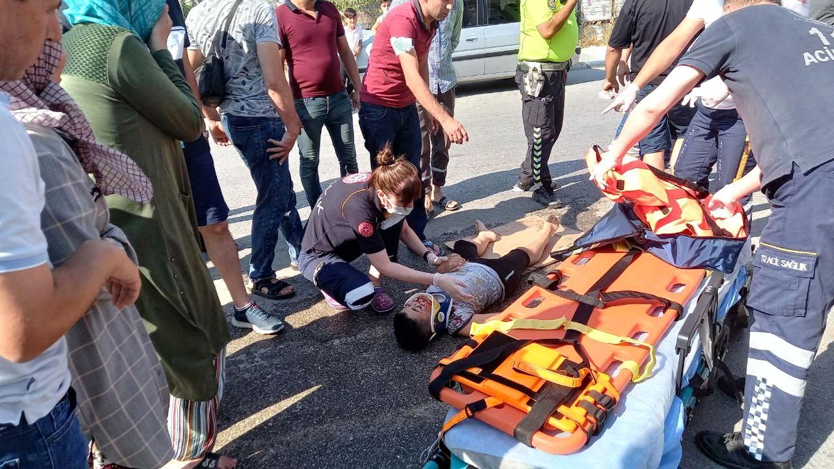 Yolun karşısına geçmek isteyen çocuğa motosiklet çarptı