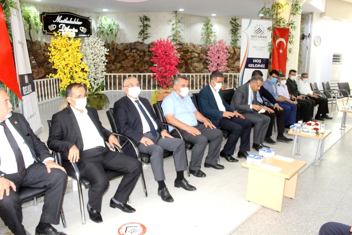 Adıyaman\'da protokol üyeleri vatandaşlarla bayramlaştı