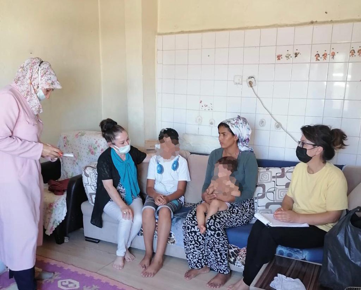 AK Partili kadınlardan ailelere bayram ziyareti