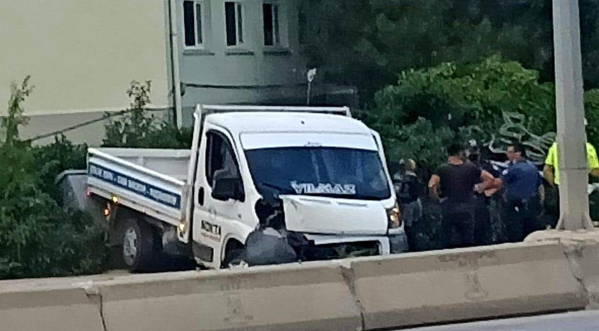 Alkollü sürücünün kullandığı kamyonet aydınlatma direğine çarptı, 1 yaralı