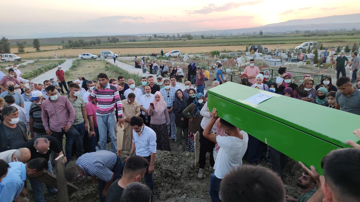 Son dakika haber! Amasya\'da baraj gölünde boğulan 5 kişilik aile son yolculuğuna uğurlandı