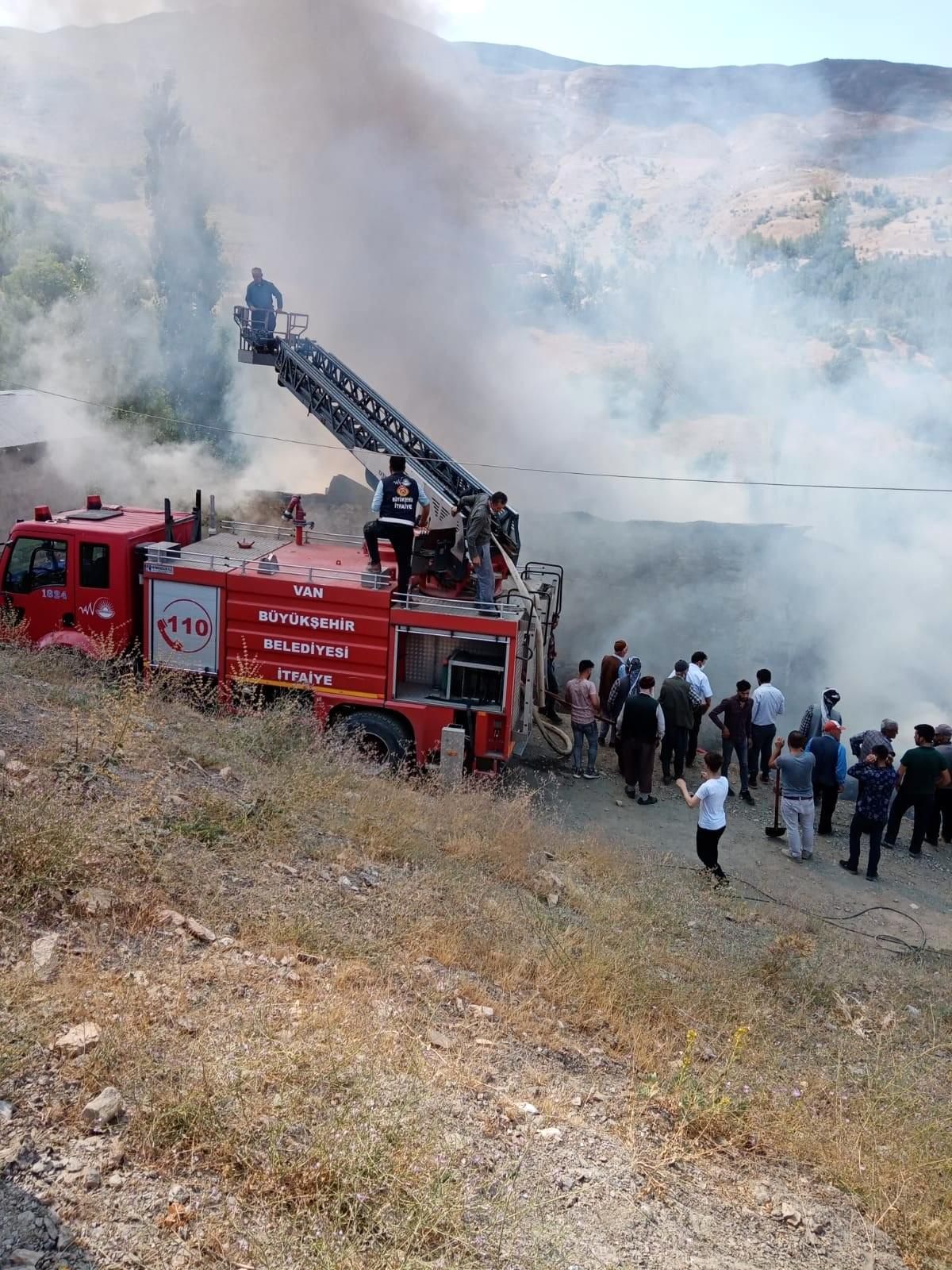 Son dakika haberleri: Bahçesaray\'da ev yangını