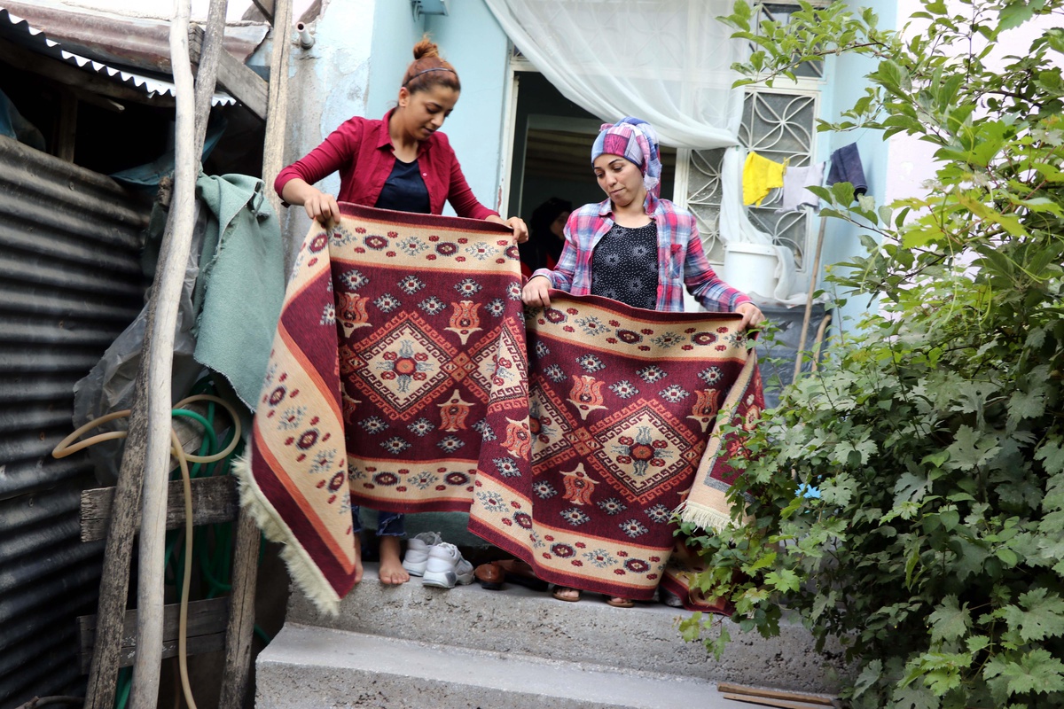 Bakıma muhtaç yaşlıların bayram temizliği Elazığlı annelerden
