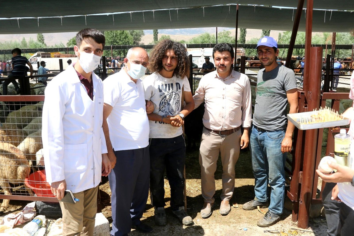 Başkan Öztürk\'ten kurban pazarı ziyareti