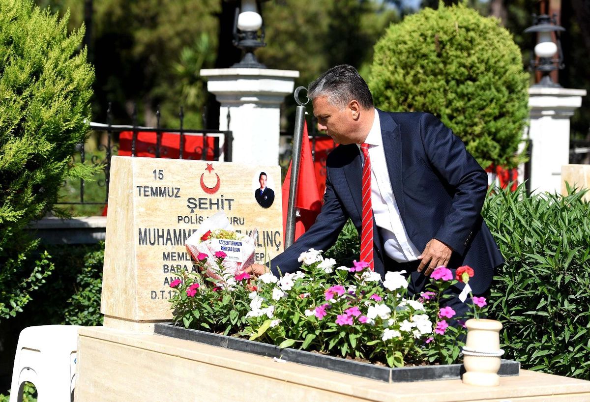 Başkan Uysal, şehit kabirlerini ziyaret edip çiçek bıraktı