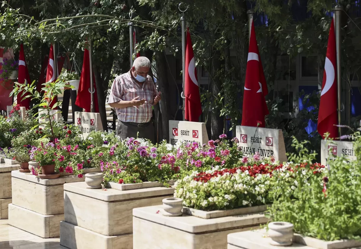 Başkentte şehit aileleri, yakınlarının kabrini ziyaret edip dualar okudu