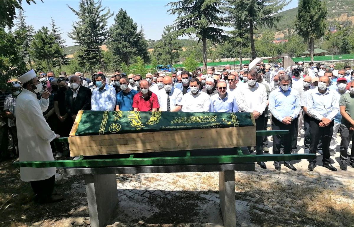 Bayburt Valisi Cüneyt Epcim\'in vefat eden annesi son yolculuğuna uğurlandı