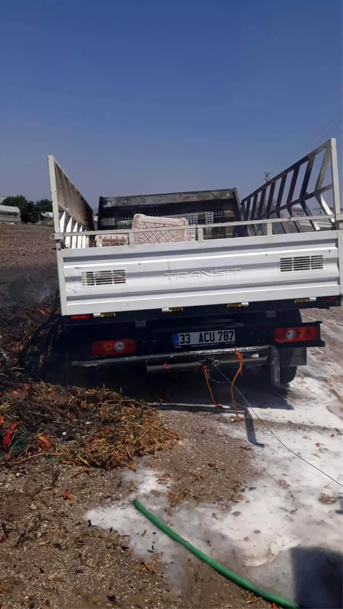 Biber tarlasında çıkan yangında kamyonet kullanılmaz hale geldi