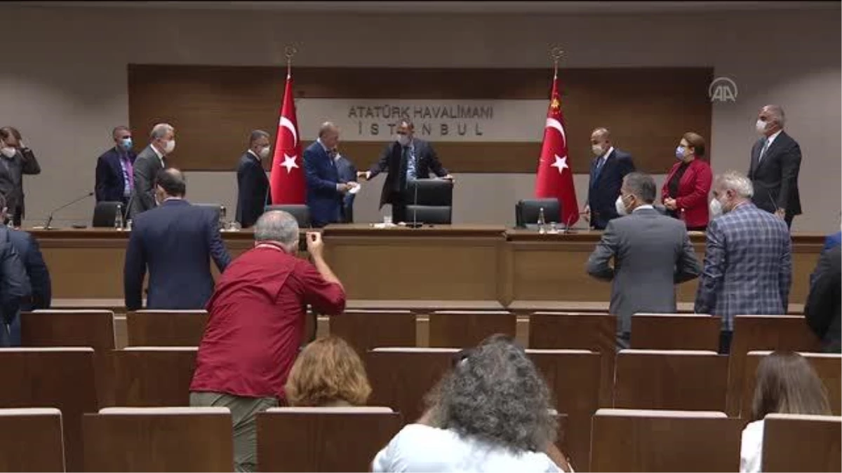 Cumhurbaşkanı Erdoğan, KKTC\'ye hareketinden önce basın toplantısı düzenledi: (1)