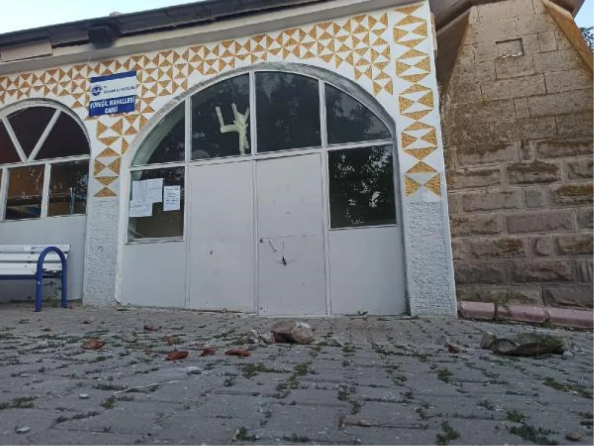 Depremde hasar gören cami ibadete kapatıldı