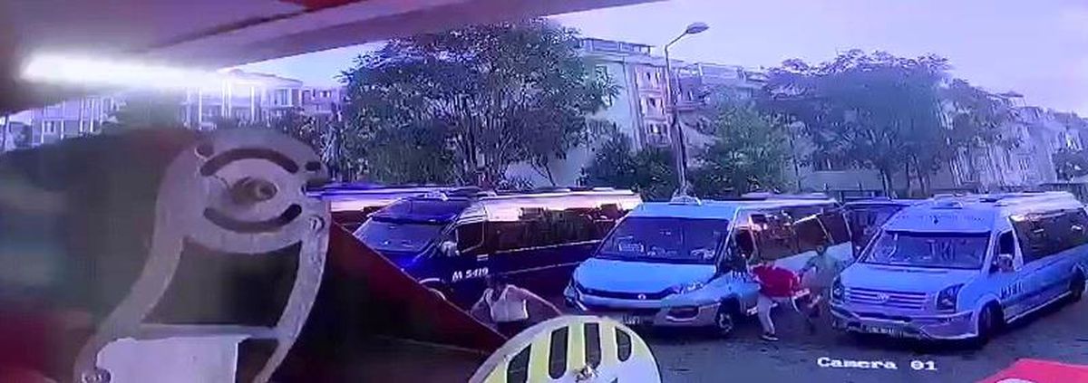 Dolmuş şoförü kural tanımaz yolcudan canını zor kurtardı: O anlar kamerada