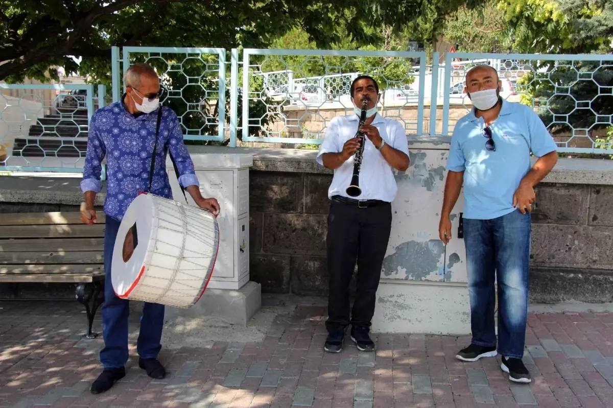 Eşinden boşandı, davul zurna ile kutladı