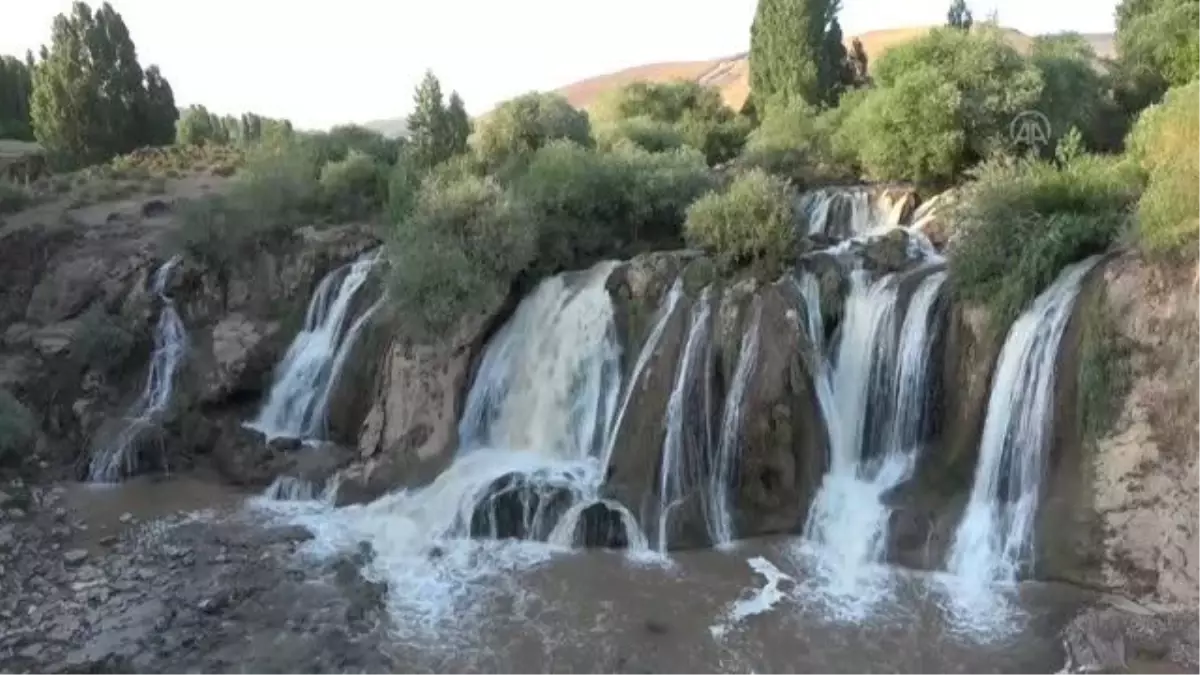 Etkili olan sağanak Muradiye Şelalesi\'ni coşturdu