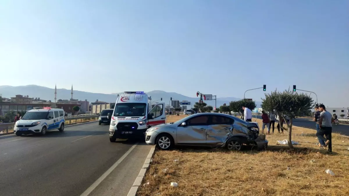 Gaziantep\'te cip ile otomobil çarpıştı: 2 yaralı