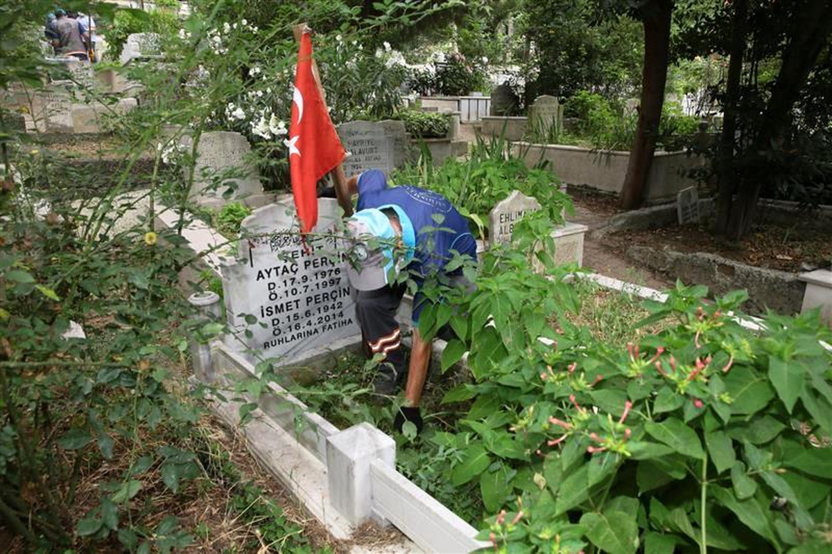 Gaziosmanpaşa\'da mezarlıklarda bayram temizliği