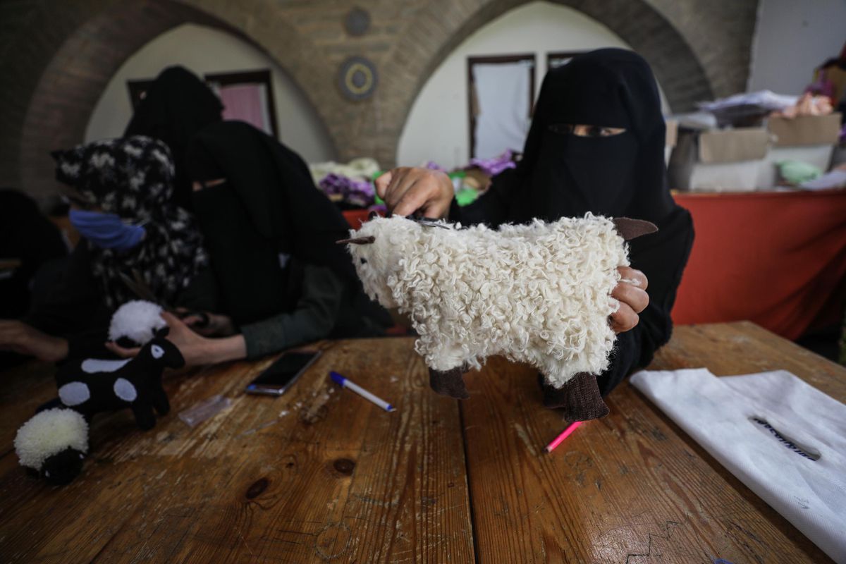 Gazze\'de kadınların Kurban Bayramı öncesinde el işi oyuncak mesaisi