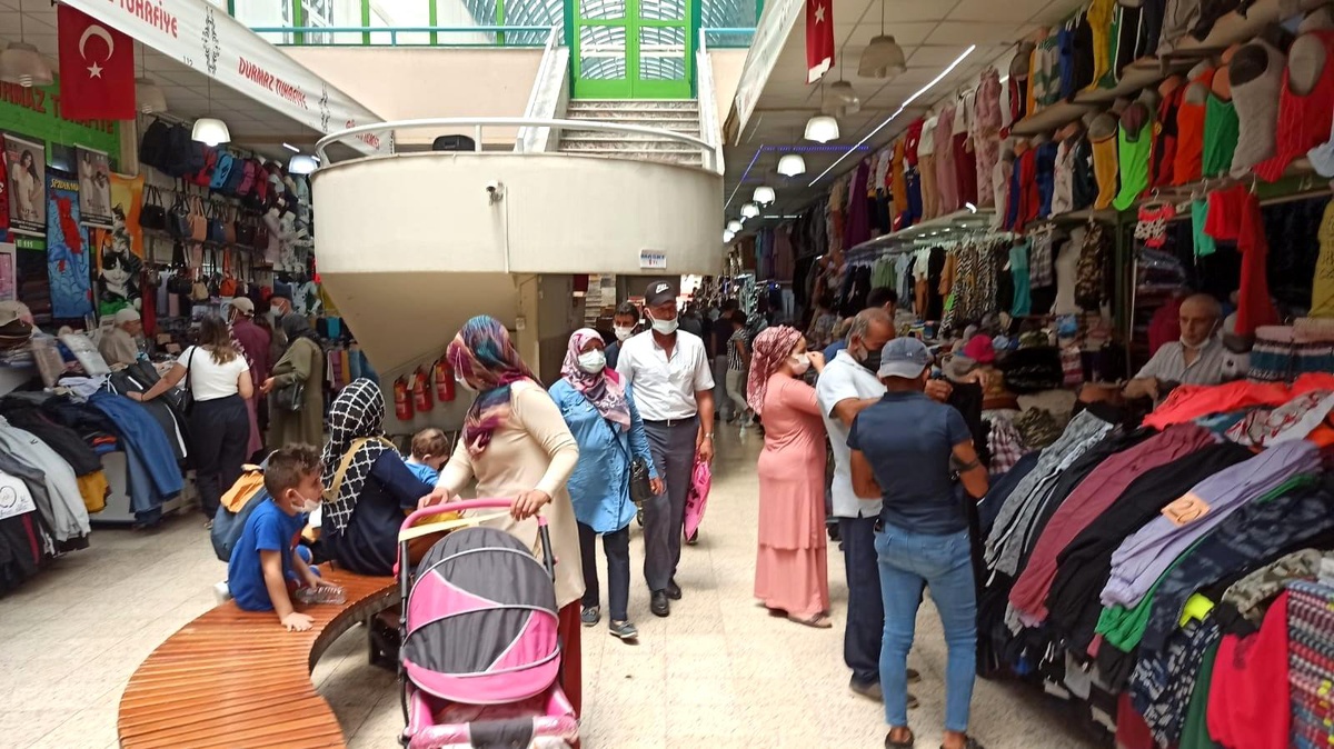 Halk çarşısında kalabalık çok, ancak satış yok