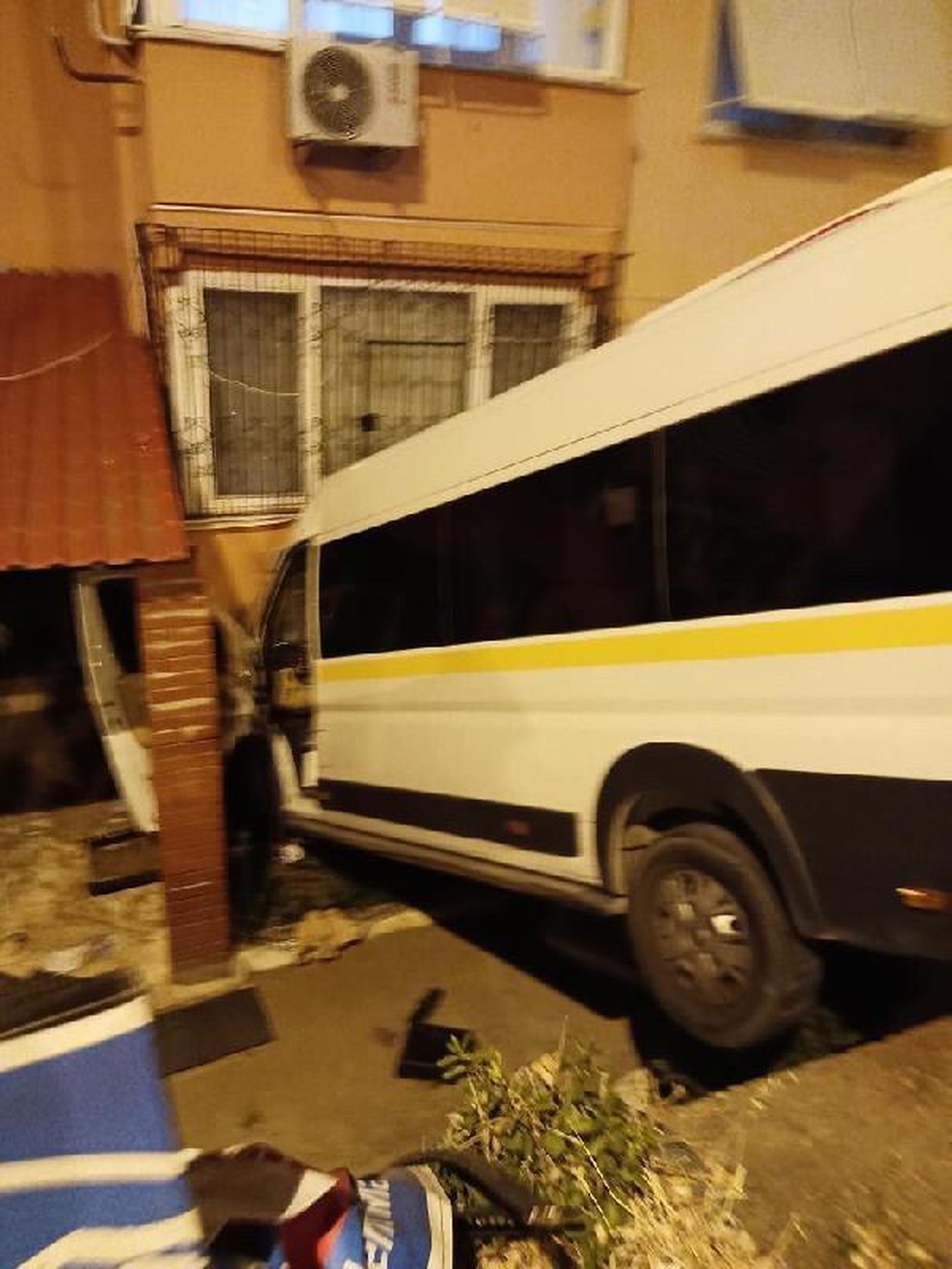 İzmir\'de park halindeyken freni boşalan minibüs apartmana çarptı