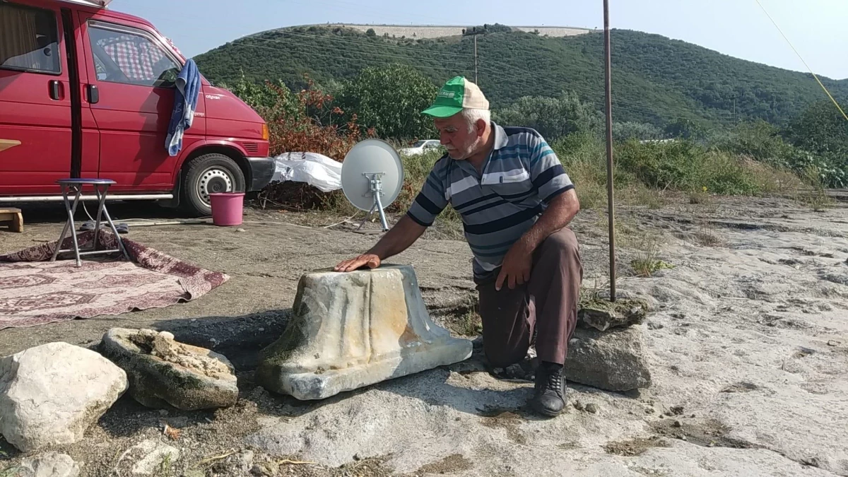 İznik Gölü\'nde bulunan sütun başlığı müze yetkililerine teslim edildi