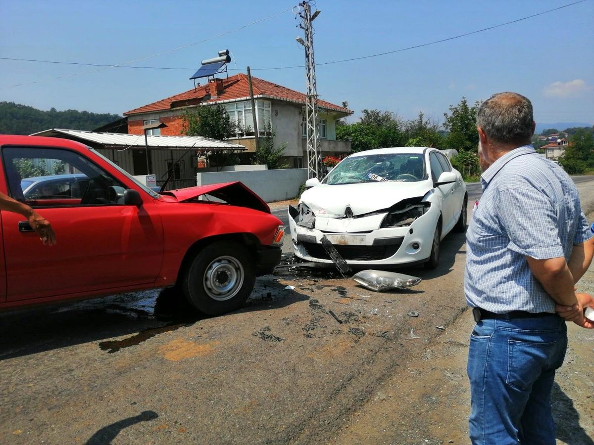 Kafa kafaya çarpıştılar: 4 yaralı