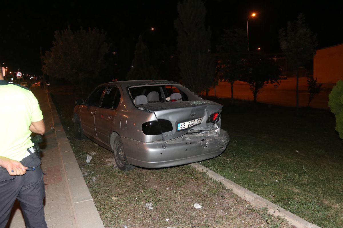 Karaman\'da 2 otomobil çarpıştı: 3 yaralı