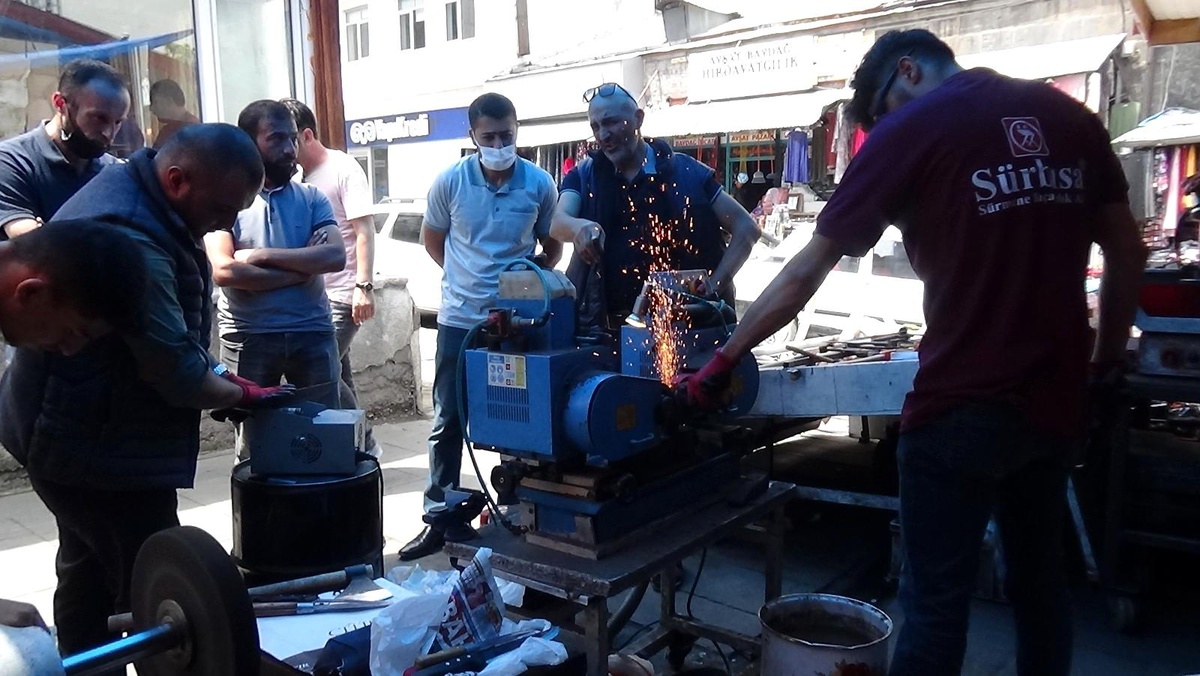 Kars\'ta bıçaklar kurbanlar için bileniyor