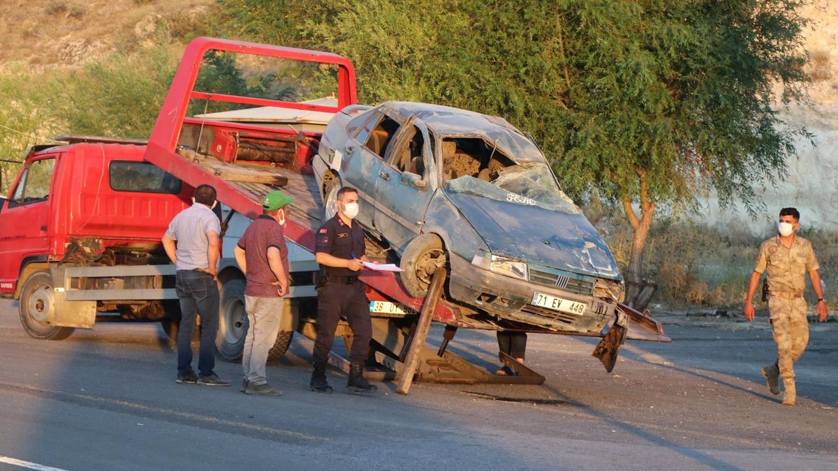 Kayseri\'de refüje çarpan otomobil devrildi: 5 yaralı