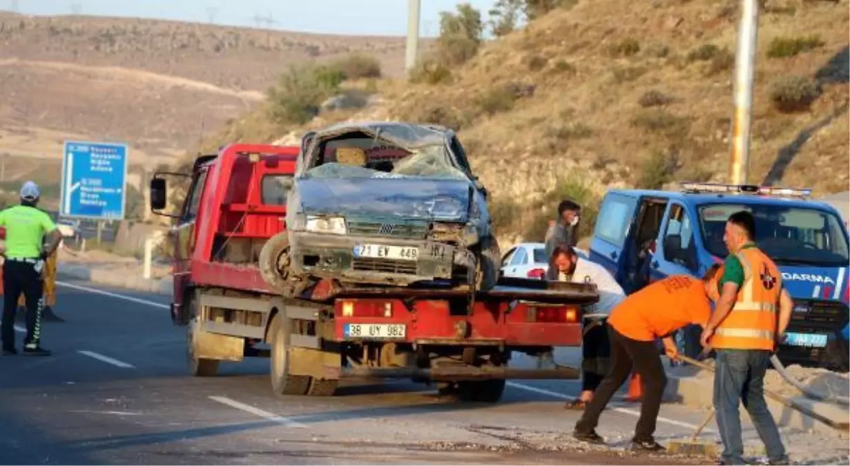 KAYSERİ\'DE REFÜJE ÇARPAN OTOMOBİL TAKLA ATTI 5 YARALI