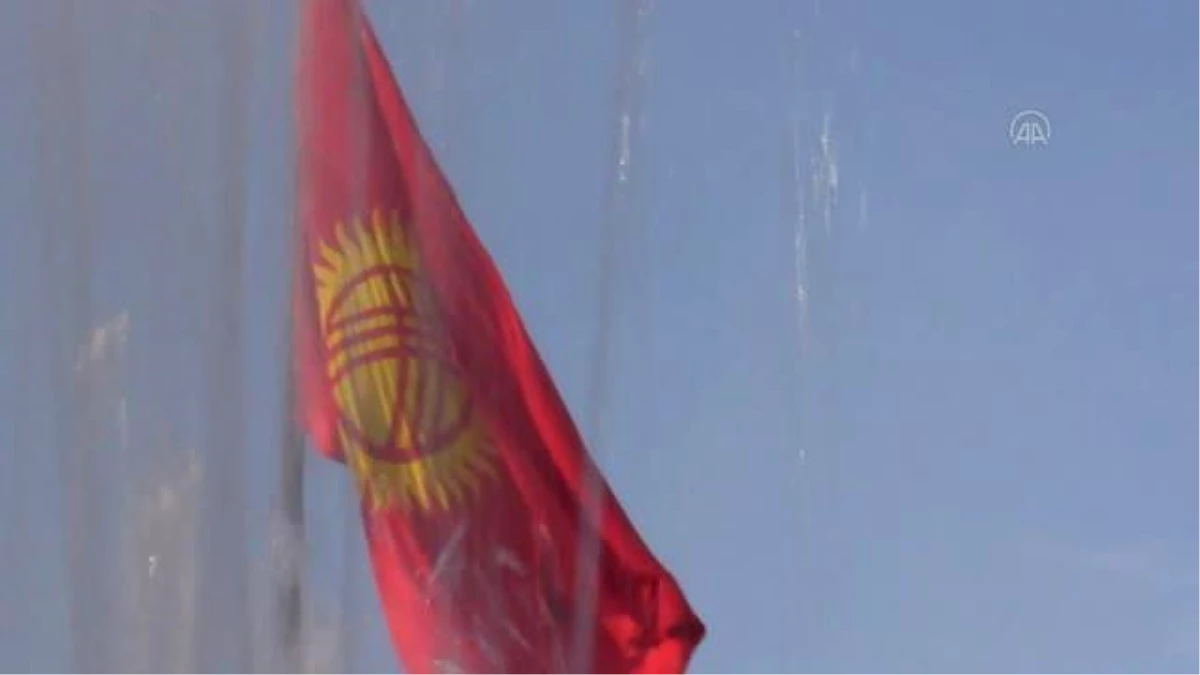 Kırgızistan\'da halk, Kurban Bayramı alışverişi için çarşılara ve hayvan pazarlarına akın etti