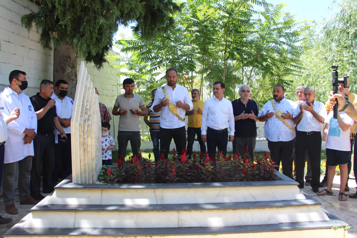 Kırkpınar başpehlivanı Ali Gürbüz, babasının mezarını ziyaret etti