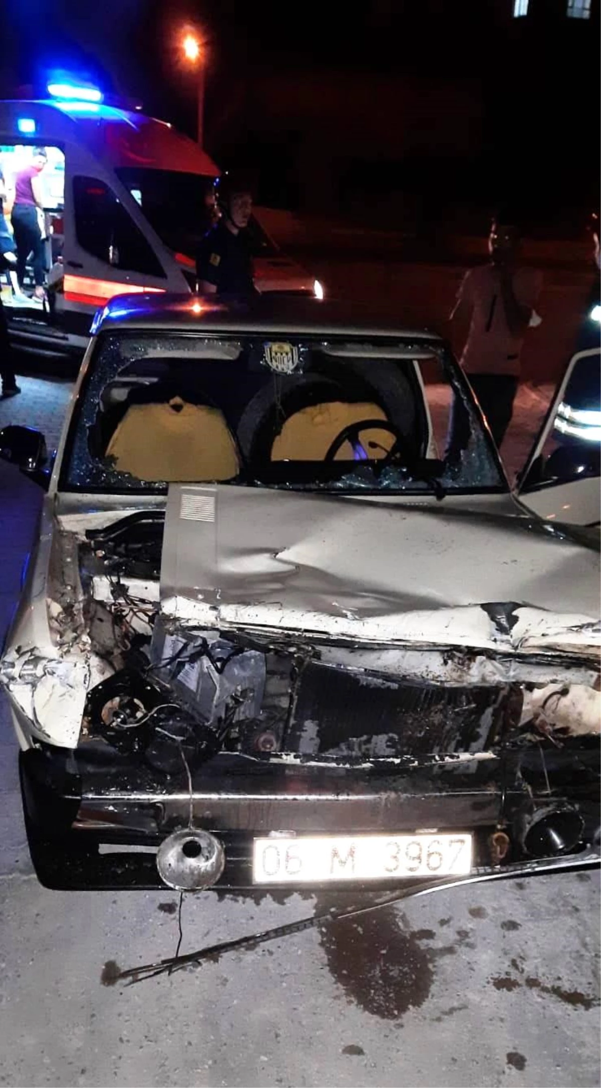Konya\'da otomobil refüje çarptı: 1 yaralı