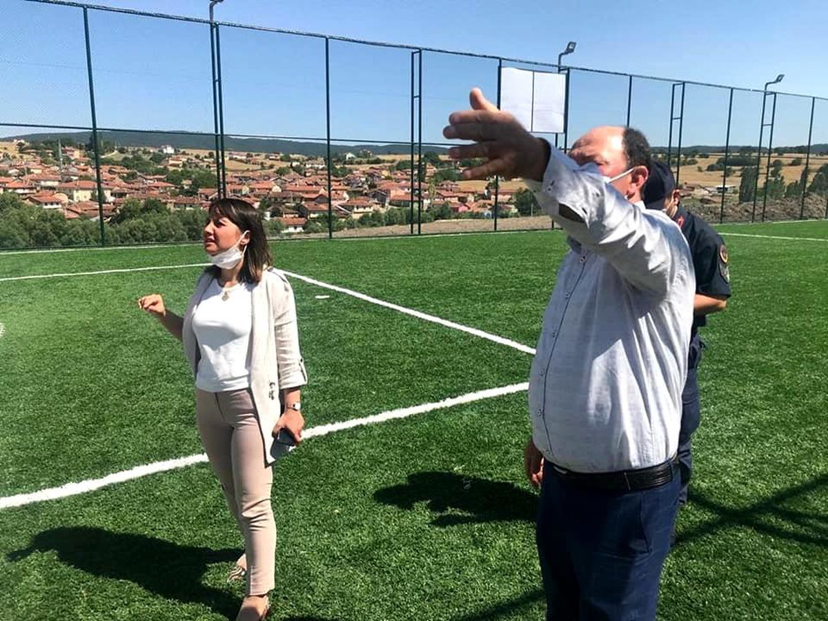 Köye yapılan halı saha hizmete girdi