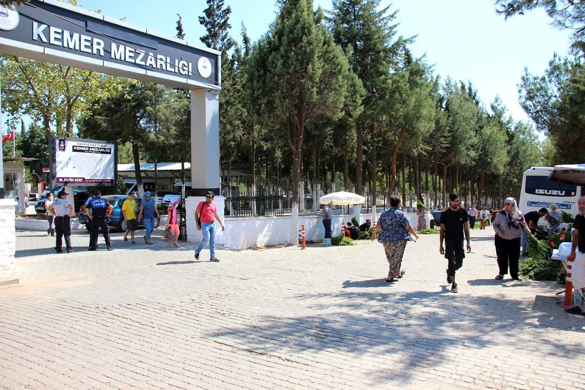 Kurban Bayramı öncesi Aydın\'da mezarlıklar ziyaretçilerle doldu