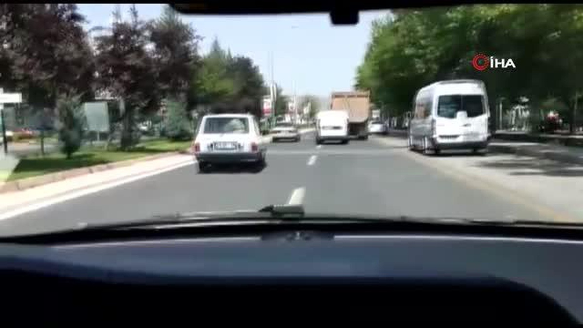 Kurbanlık koyunu otomobil bagajında böyle taşıdı