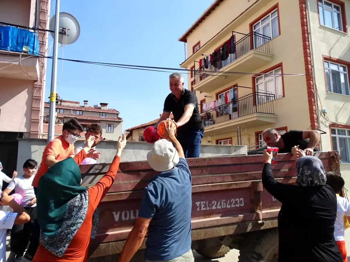 Son dakika haber | Mahalle muhtarı çocuklara bayramlık, top ve dondurma dağıttı