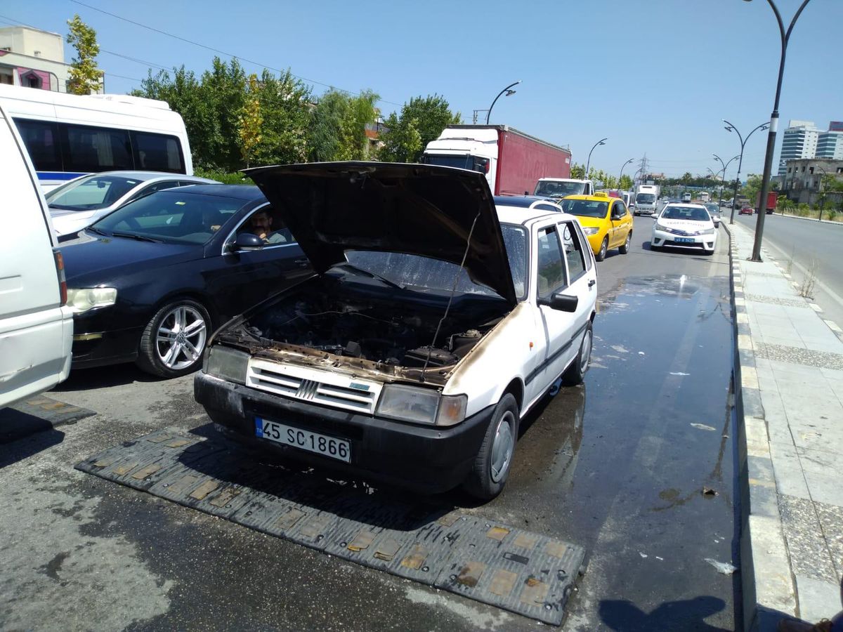 Manisa\'da seyir halindeyken alev alan otomobil kullanılamaz hale geldi