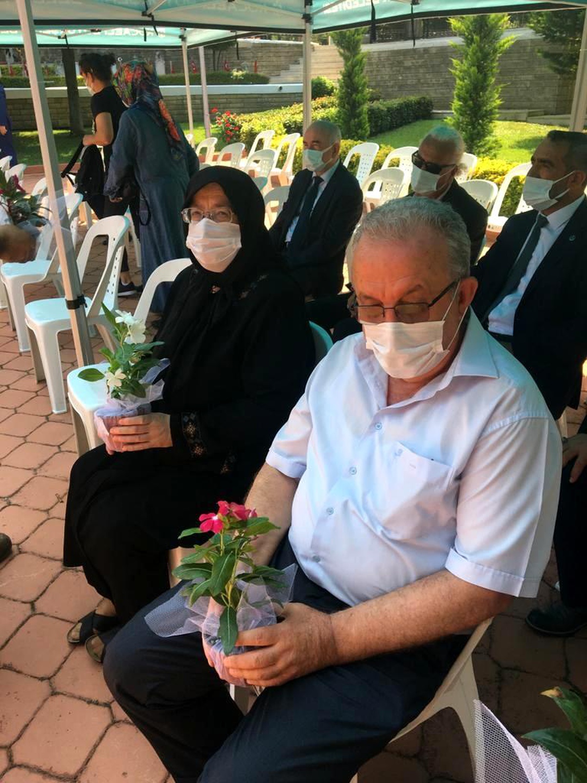 Son dakika haber! Mezar ziyaretine gelen şehit aileleri çiçeklerle karşılandı