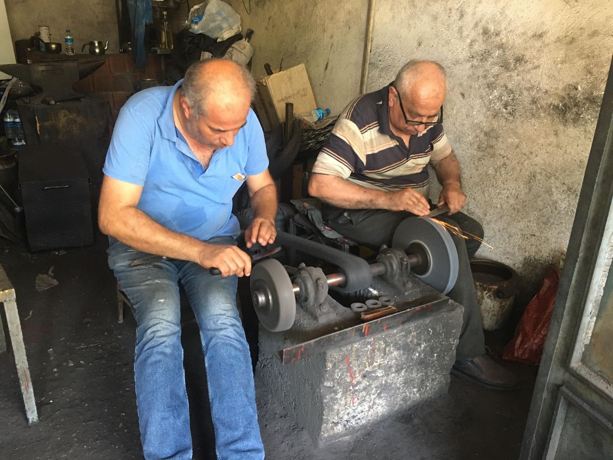 Osmaneli\'nde Kurban Bayramı öncesi bıçakçılar yoğun mesai yapıyor