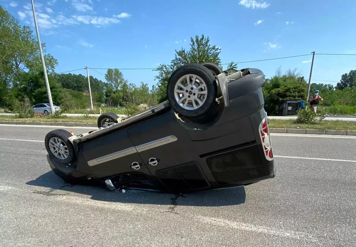 Samsun\'da hafif ticari araç takla attı: 3 yaralı