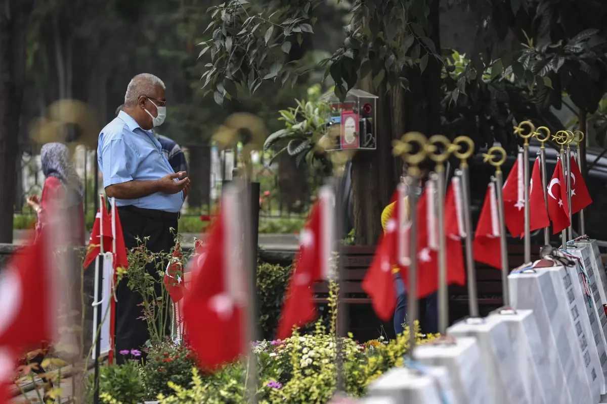 Son dakika haberi! Şehit aileleri Edirnekapı Şehitliği\'nde şehitlerin kabirlerini ziyaret etti