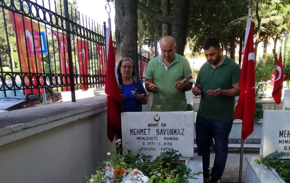 Şehit yakınları şehitliklere koştu